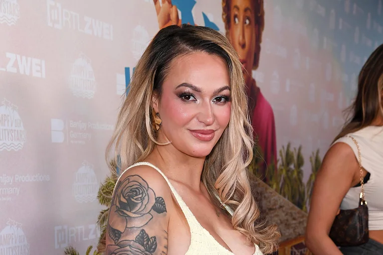 Anita Latifi in einem weißen Kleid auf dem roten Teppich