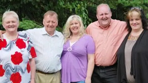 "Schwiegertochter gesucht": Mario mit seinen beiden Frauen, Karen und Susanne. Seite Eltern Anita und Horst sind natürlich beim Kennenlernen dabei.