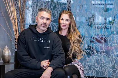 Anna Maria Ferchichi und Bushido schauen lächelnd in die Kamera.