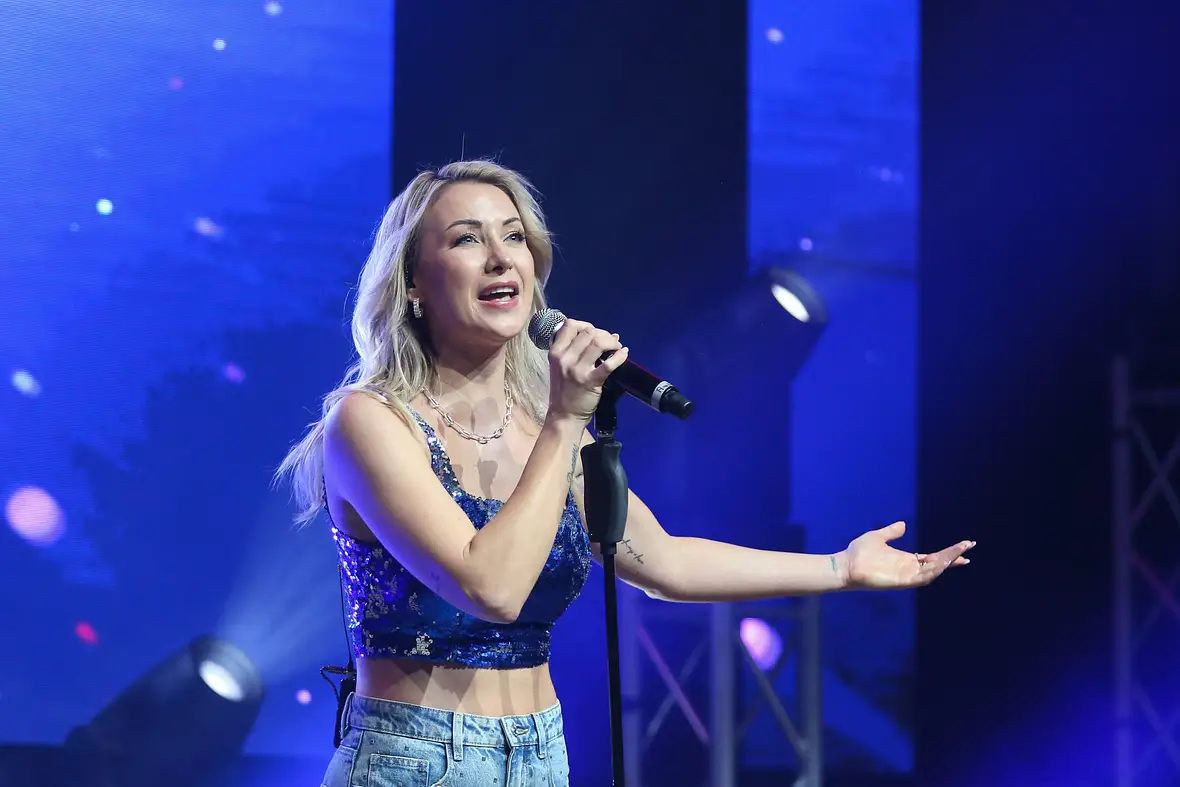 Anna-Carina Woitschack singend bei einem Auftritt.