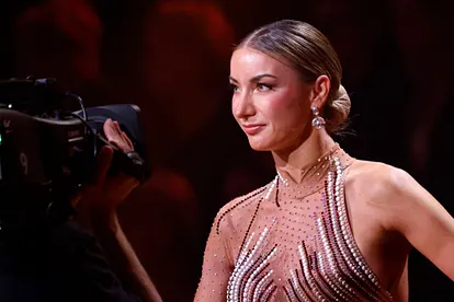 Anna-Carina Woitschack: So geht es nach „Let’s Dance“ weiter Anna-Carina Woitschack steht im "Let's Dance"-Outfit direkt vor einer Kamera.