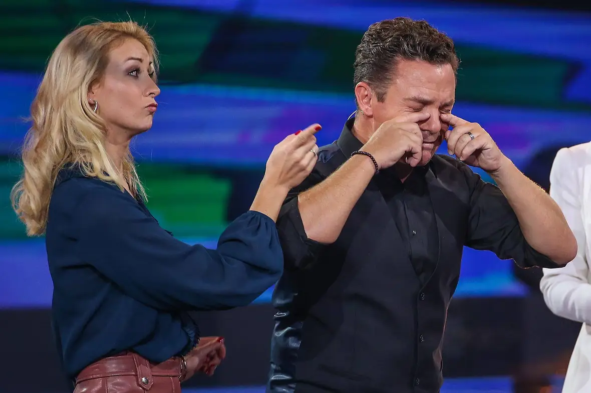 Anna-Carina Woitschak tadelt Stefan Mross mit ihrem Finger und er tut so als würde er weinen
