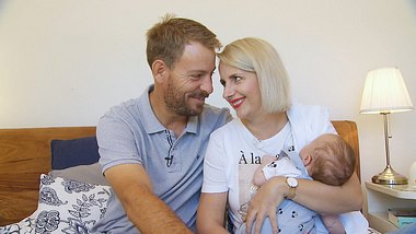 Gerald und Anna Heiser mit Baby Leon - Foto: TVNOW