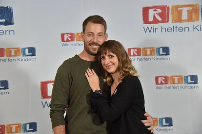 Farmer Gerald Heiser aus Namibia und seine Anna Heiser posiert am 23.11.2018 in Hürth bei Köln beim 23. RTL Spendenmarathon "Wir helfen Kindern" 2018. Er trägt einen olivgrünen Pullover und sie ein schwarzes Oberteil mit V-Ausschnitt