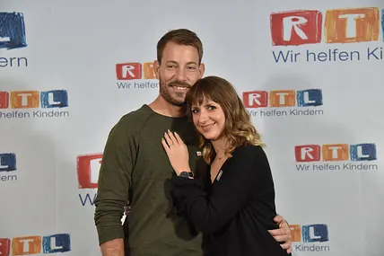 Farmer Gerald Heiser aus Namibia und seine Anna Heiser posiert am 23.11.2018 in Hürth bei Köln beim 23. RTL Spendenmarathon "Wir helfen Kindern" 2018. Er trägt einen olivgrünen Pullover und sie ein schwarzes Oberteil mit V-Ausschnitt