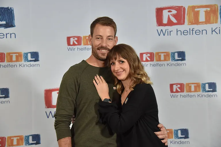 Farmer Gerald Heiser aus Namibia und seine Anna Heiser posiert am 23.11.2018 in Hürth bei Köln beim 23. RTL Spendenmarathon "Wir helfen Kindern" 2018. Er trägt einen olivgrünen Pullover und sie ein schwarzes Oberteil mit V-Ausschnitt