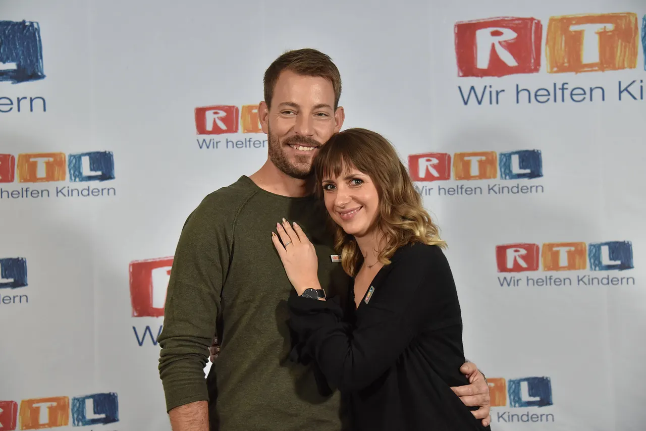 Farmer Gerald Heiser aus Namibia und seine Anna Heiser posiert am 23.11.2018 in Hürth bei Köln beim 23. RTL Spendenmarathon wir helfen Kindern 2018 - Foto: IMAGO / Horst Galuschka Farmer Gerald Heiser aus Namibia und seine Anna Heiser posiert am 23.11.2018 in Hürth bei Köln beim 23. RTL Spendenmarathon wir helfen Kindern 2018