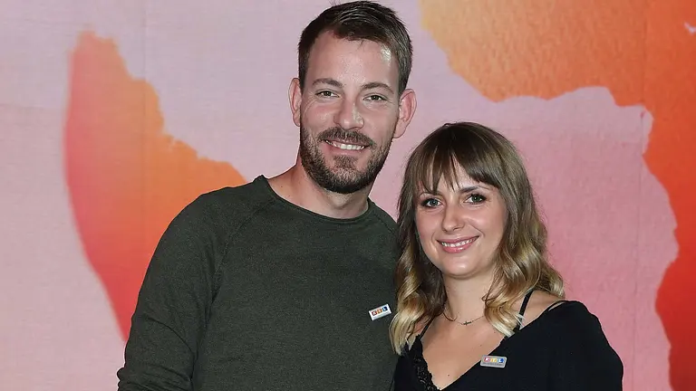 Anna Heiser und Gerald posieren auf dem roten Teppich