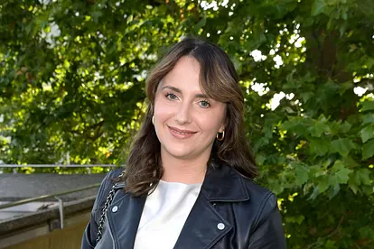 Anna Heiser lächelt in die Kamera. Damals war die Welt noch in Ordnung. Heute regt sie sich über den Hass auf Facebook auf.