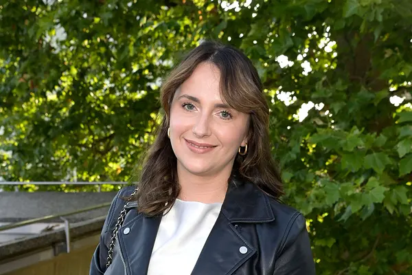 Anna Heiser lächelt in die Kamera. Damals war die Welt noch in Ordnung. Heute regt sie sich über den Hass auf Facebook auf.
