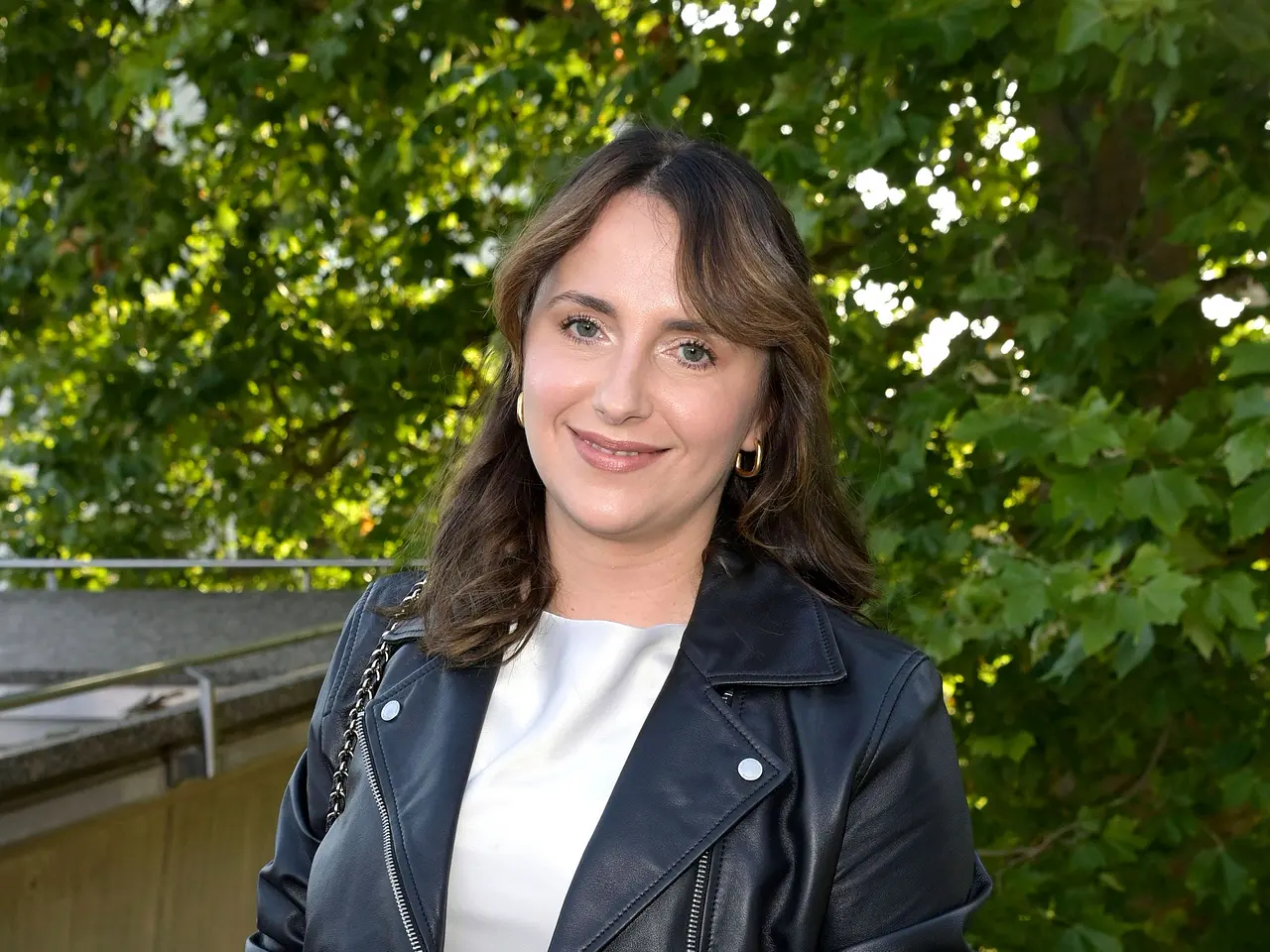anna-heiser-hass-imago705839885 (5) Anna Heiser lächelt in die Kamera. Damals war die Welt noch in Ordnung. Heute regt sie sich über den Hass auf Facebook auf. - Foto: IMAGO / Future Image