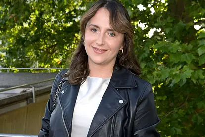 Hier lächelt Anna Heiser, eine schwarze Lederjacke tragend, noch in die Kamera. Inzwischen ist ihr das Lachen vergangen.