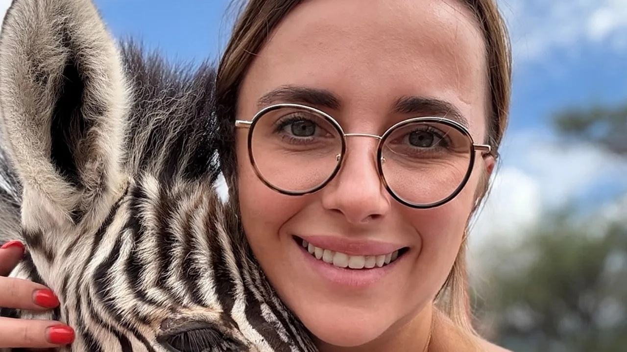Anna Heiser Anna Heiser kuschelt mit einem Zebra - Foto: Instagram/annaheiser