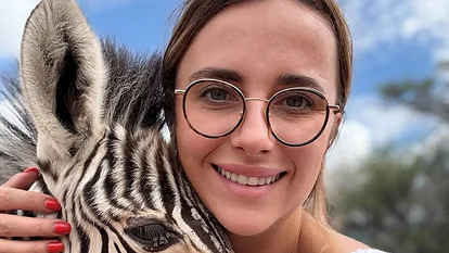 Anna Heiser kuschelt mit einem Zebra