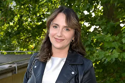 Anna Heiser, hier mit dunklen Haaren, weißem T-Shirt und Lederjacke, muss an der Nase.