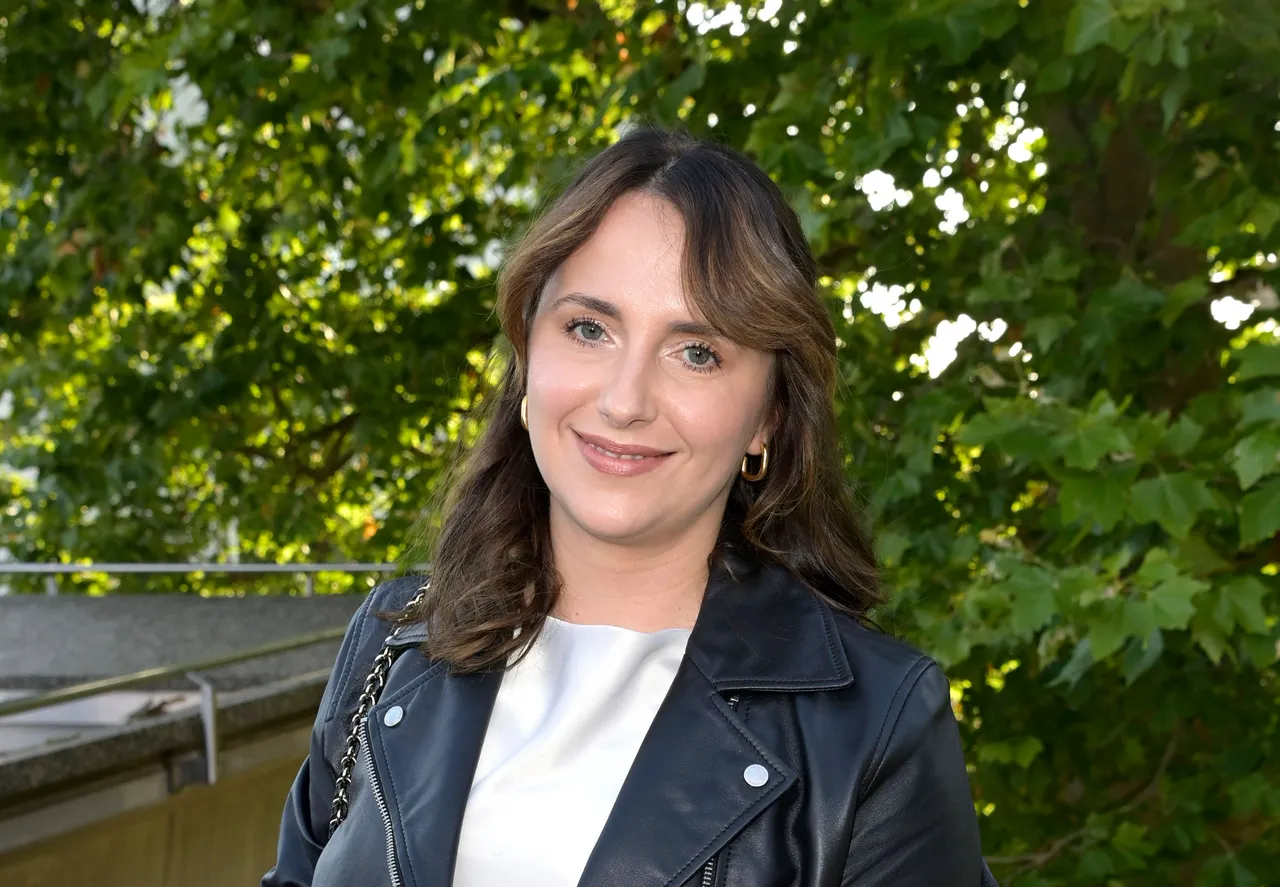 anna-heiser-traurig-in-namibia Anna Heiser, hier noch entspannt in die Kamera lächelnd, ist aktuell sehr traurig. Der bevorstehende Umzug bereitet ihr Sorge. - Foto: IMAGO / Future Image