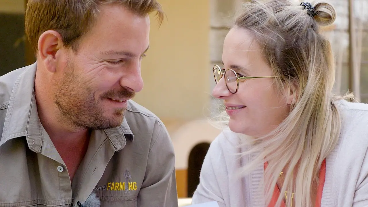 Anna Heiser bestätigt Ehekrise Ein Bild aus glücklicheren Tagen: Gerald und Anna Heiser schauen sich verliebt an - Foto: RTL