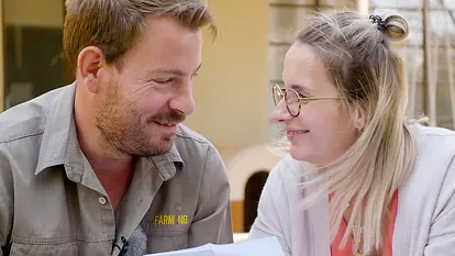 Ein Bild aus glücklicheren Tagen: Gerald und Anna Heiser schauen sich verliebt an