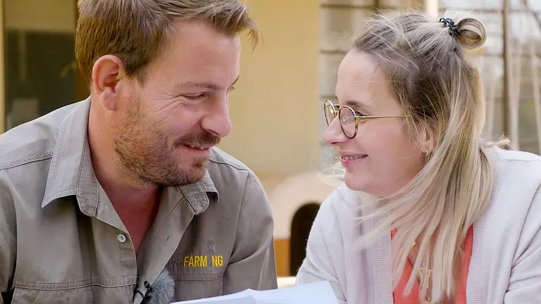 Ein Bild aus glücklicheren Tagen: Gerald und Anna Heiser schauen sich verliebt an