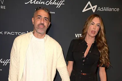 Bushido und Anna-Maria Ferchichi halten Händchen. Sie sehen sehr ernst aus. Die Sorge um ihren Sohn ist groß.