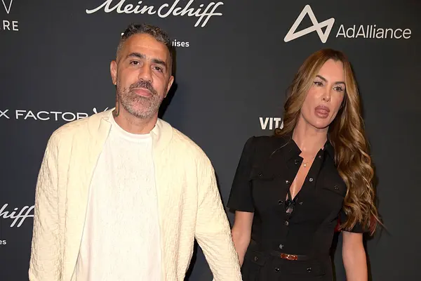 Bushido und Anna-Maria Ferchichi halten Händchen. Sie sehen sehr ernst aus. Die Sorge um ihren Sohn ist groß.