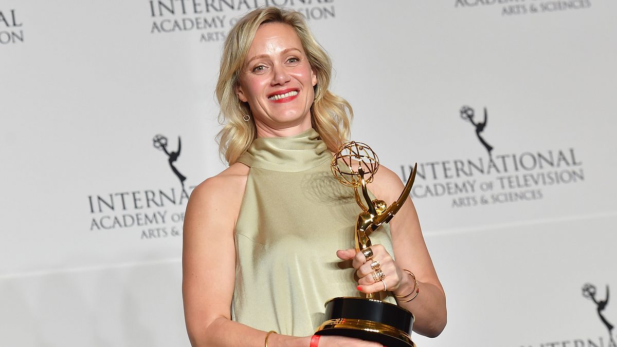 Anna Schudt mit Emmy 2019