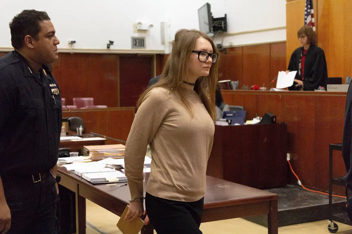 Anna Sorokin wird bei Gerichte abgeführt.