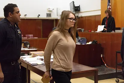 Anna Sorokin wird bei Gerichte abgeführt.