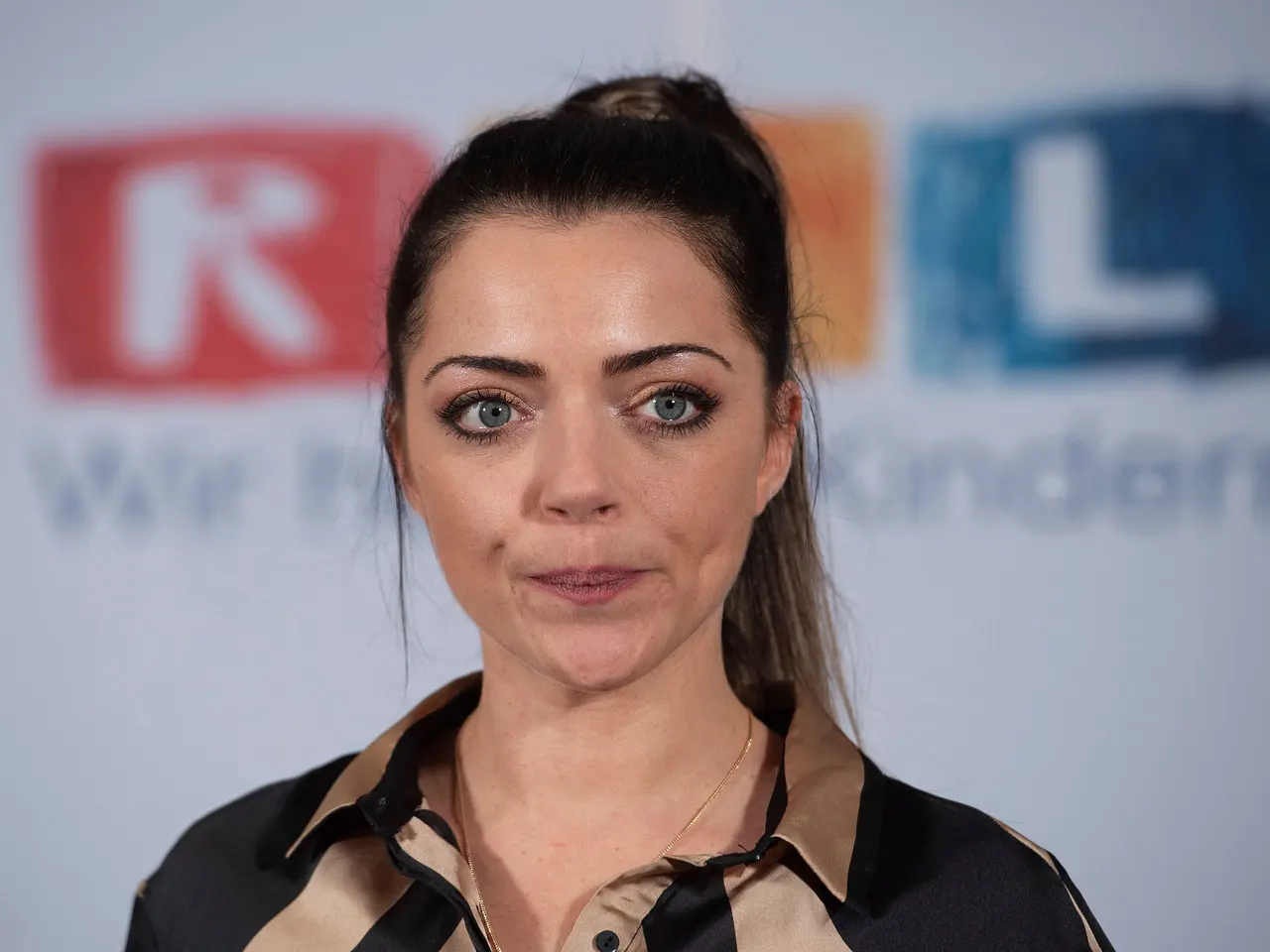 Anne Menden schaut ernst gerade aus. 