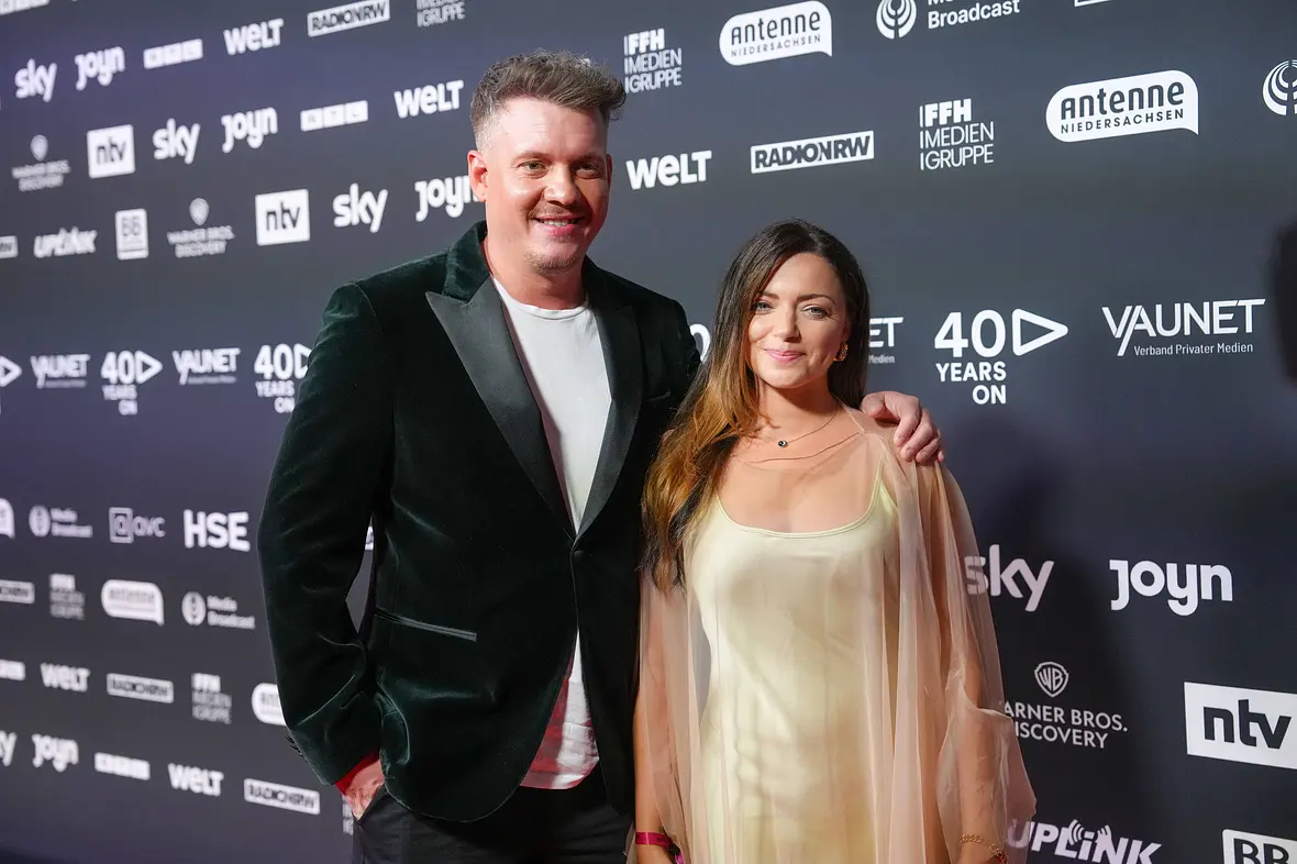 Anne Menden und Gustav Masurek bei einem Red-Carpet-Event Arm in Arm.