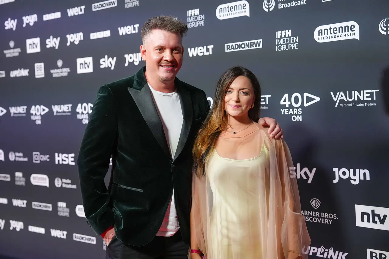 Anne Menden und Gustav Masurek bei einem Red-Carpet-Event Arm in Arm. - Foto: IMAGO / Political-Moments