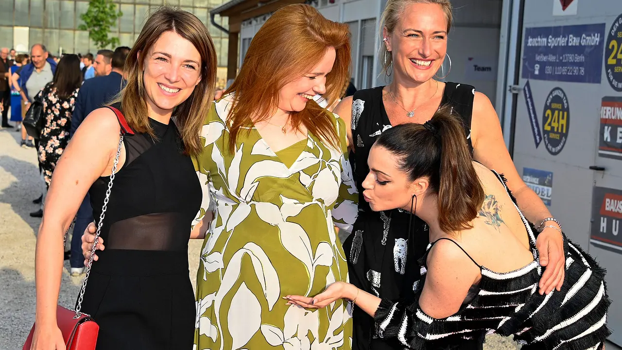 Olivia Marei: Klarstellung zu Schwangerschafts-Fake um Anne Menden Iris Mareike Steen, Olivia Marei, Eva Mona Rodekirchen und Anne Menden bei der GZSZ Party 30 Jahre GZSZ - Foto: IMAGO / Future Image