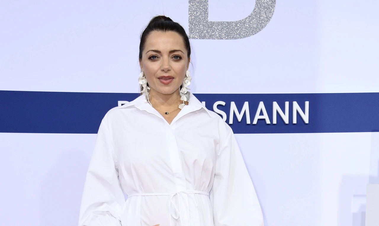 Anne Menden posiert in einer weißen Bluse