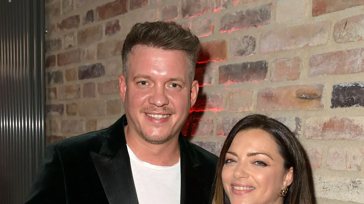 Anne Menden und Gustav Masurek lächeln bei einem Event in die Kamera