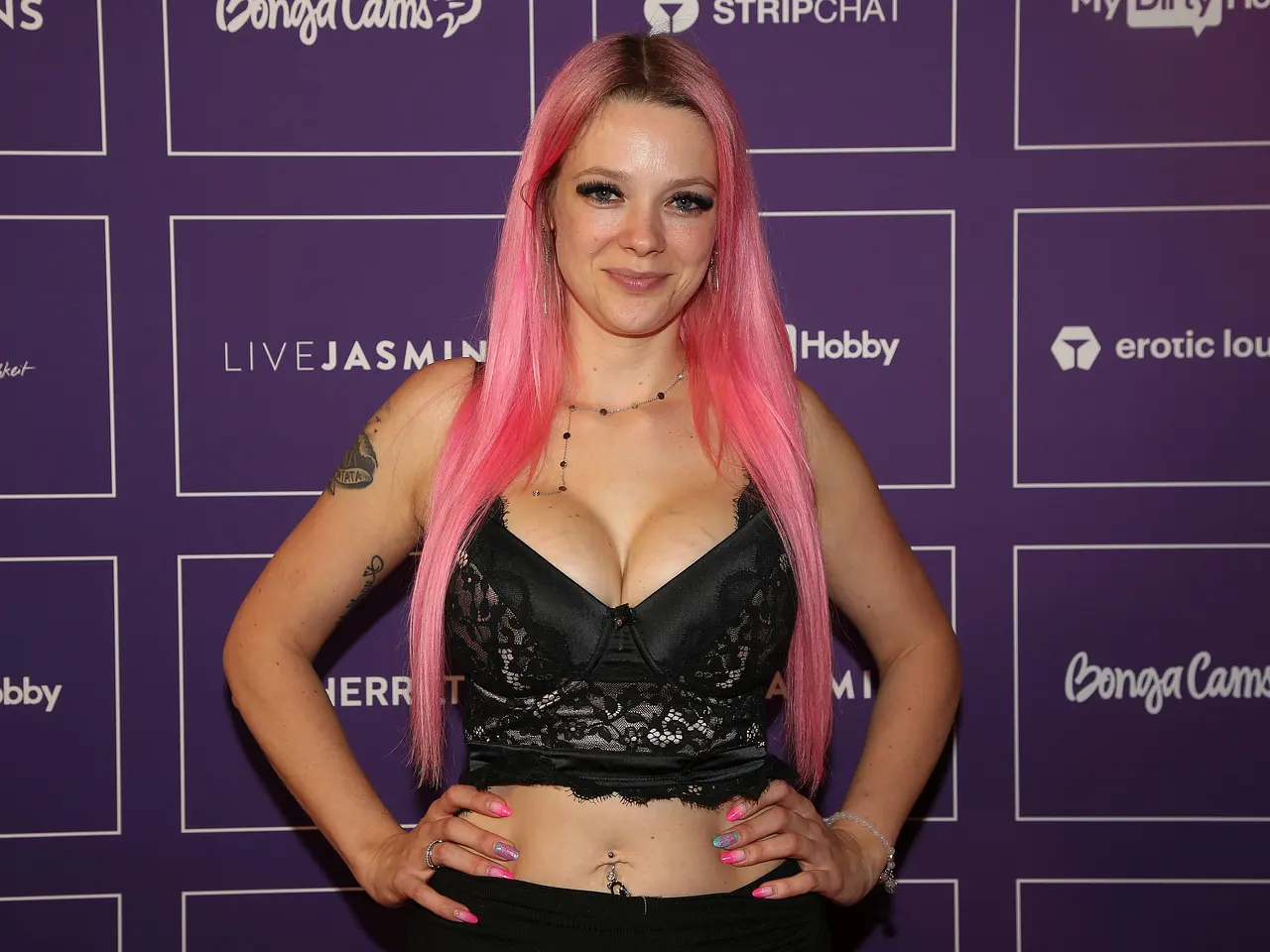anne wunsche hat ki erotikmodel Anne Wünsche posiert lächelnd für die Kamera. - Foto: IMAGO / CHROMORANGE