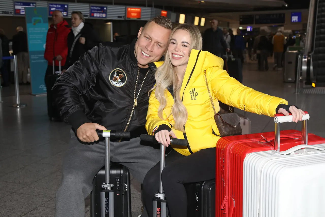 Annelie Henze und Patrick Romer am Flughafen mit gepackten Koffern