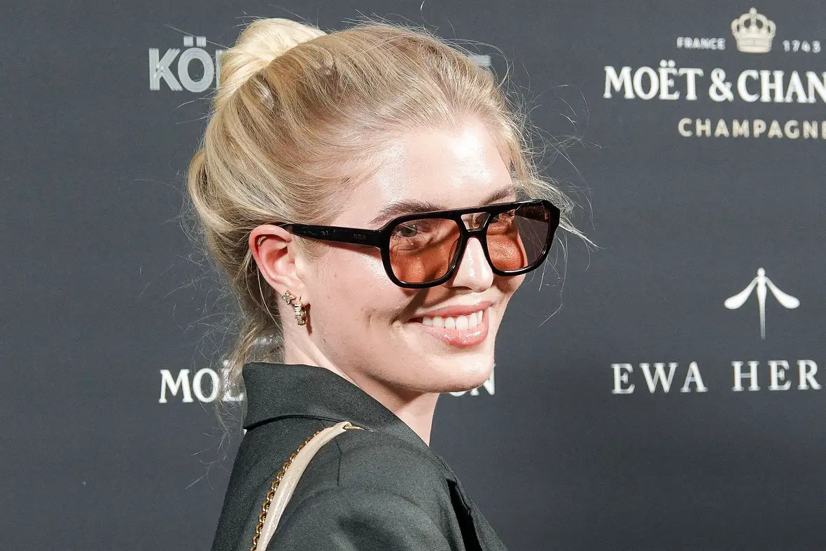 Antonia Hemmer auf dem roten Teppich der Ewa Herzog Fashionshow in Berlin. Mit einem freundlichen Lächeln und einer Brille mit getönten Gläsern schaut sie in die Kamera – kurz davor war sie noch in einer Frauenklinik und berichtete ihren Fans auf Instagram, wie es ihr nun geht.