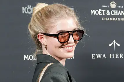 Antonia Hemmer auf dem roten Teppich der Ewa Herzog Fashionshow in Berlin. Mit einem freundlichen Lächeln und einer Brille mit getönten Gläsern schaut sie in die Kamera – kurz davor war sie noch in einer Frauenklinik und berichtete ihren Fans auf Instagram, wie es ihr nun geht. 