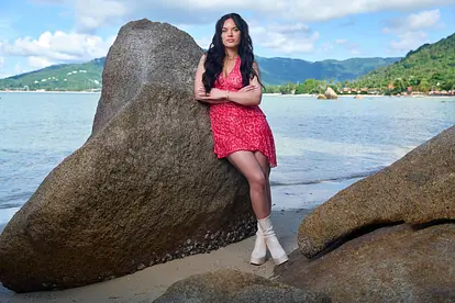 "AYTO"-Kandidatin Henna posiert am Strand mit verschränkten Armen für die neue Staffel