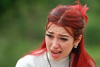 Ariel mit verweinten Augen und weit aufgerissenem Mund.