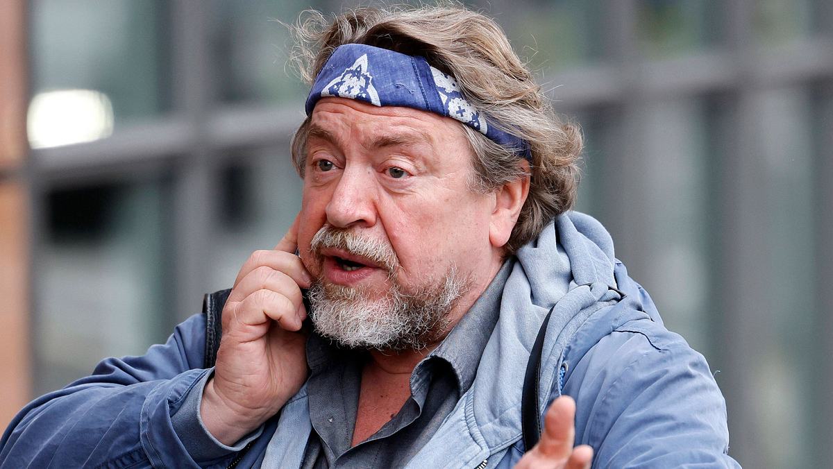 Armin Rohde telefoniert