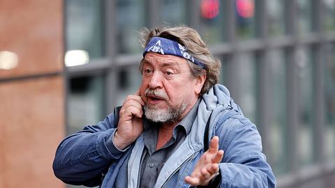 Armin Rohde telefoniert - Foto: IMAGO / Future Image