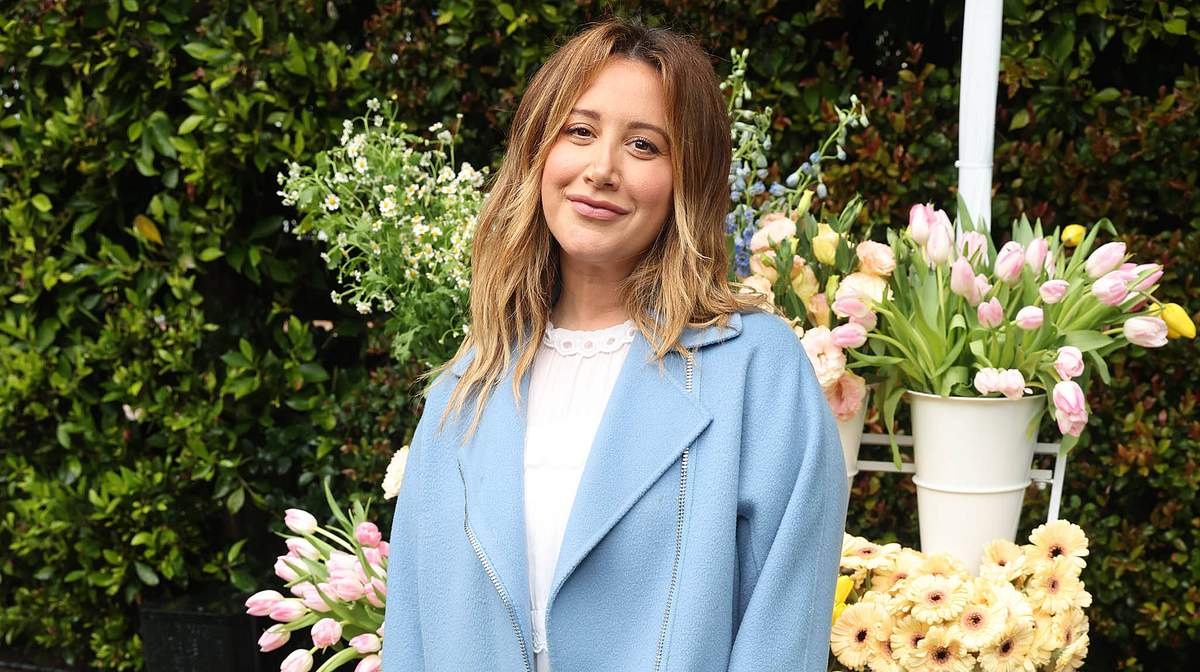 Ashley Tisdale vor bunten Blumen