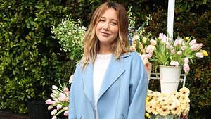 Ashley Tisdale vor bunten Blumen