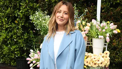 Ashley Tisdale vor bunten Blumen