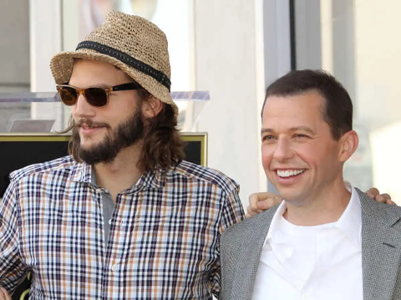 Jon Cryer hat Demi Moore schon geküsst, da war Ashton Kutcher erst sieben Jahre alt! Jon Cryer hat Demi Moore schon geküsst, da war Ashton Kutcher erst sieben Jahre alt! - Foto: Getty Images