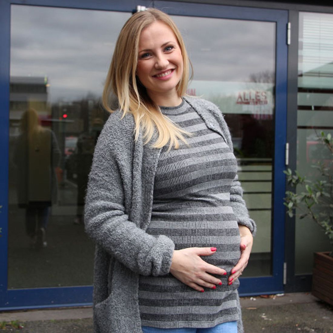 Das erste Babybauch-Foto: AWZ-Ania Niedieck bestätigt Schwangerschaft