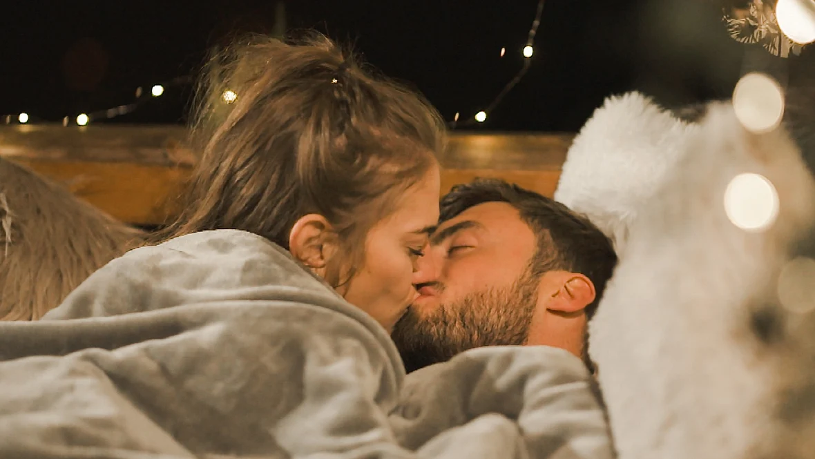 Bachelor Niko Griesert und Mimi beim ersten Kuss Bachelor Niko Griesert und Mimi beim ersten Kuss