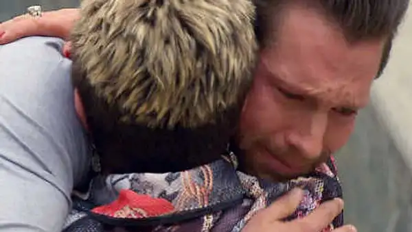 Oliver Sanne fragt seine Mutter Ingeborg um Rat.