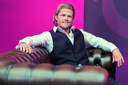 Paul Janke auf einer Couch posierend
